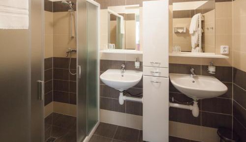 Deluxe Two-Bedroom Apartment with Garden View