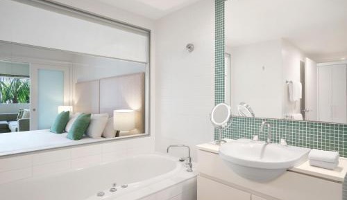 One-Bedroom Spa with Plunge Pool