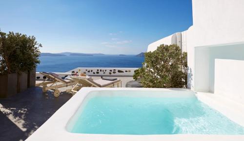Superior Executive suite with outdoor hot tub and Caldera View