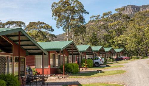Two-Bedroom Chalet with One Queen Bed and Three Single Beds
