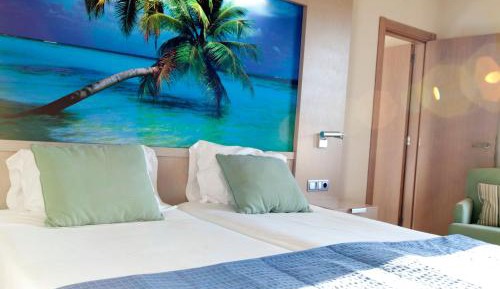 Family Room (2 Adults + 2 Children)