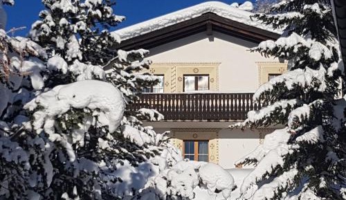 Apartment with Mountain View