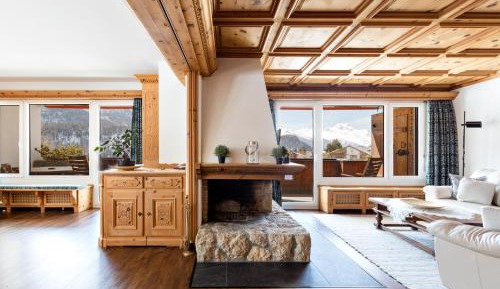 Apartment with Mountain View