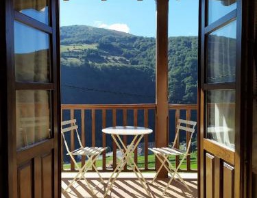 Apartment with Mountain View