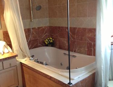 Queen Suite with Spa Bath