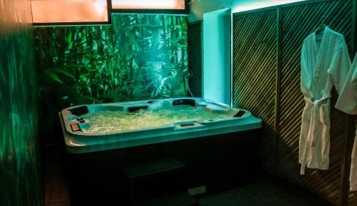 Deluxe Suite with Spa Bath