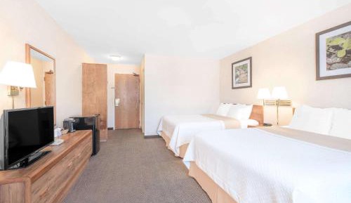 Queen Room with Two Queen Beds - Pet Friendly/Non-Smoking