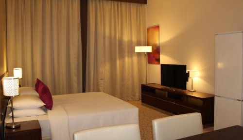 Studio With Kitchen - Complimentary Transfer to Deira City Center, Outlet Mall