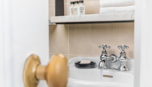 Double Room with Roll In Shower - Mobility Accessible/ Non- Smoking