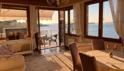 One Bedroom Apartment with Balcony and Lagoon View