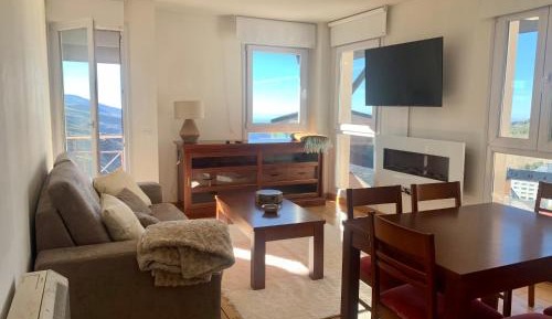 Apartment with Mountain View