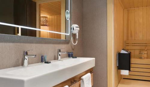 Corner Queen Suite - Non-Smoking