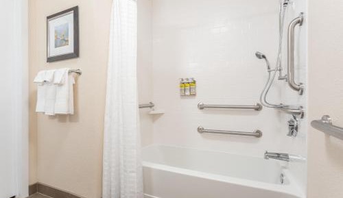 One-Bedroom Suite with Tub - Mobility Accessible