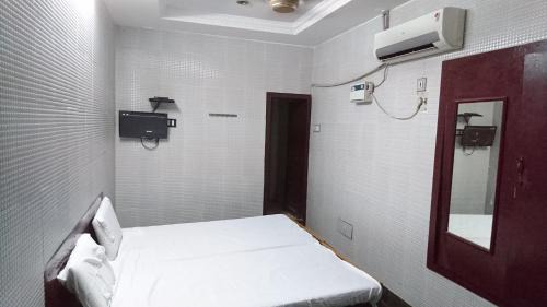 Deluxe Double Room (2 Adults + 1 Child)