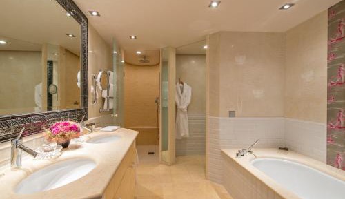 Junior Family Suite with Lake View