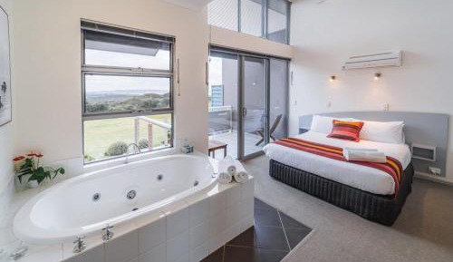 Deluxe Two-Bedroom Apartment with Spa Bath (1 Double and Twin Beds)