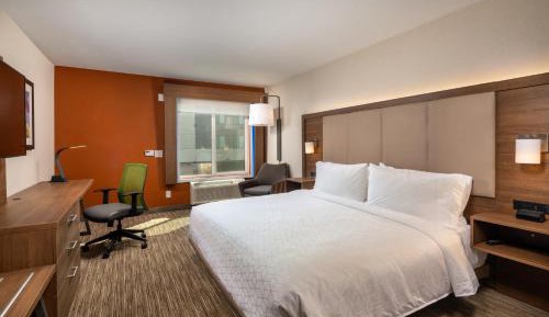 King Room with Roll-In Shower - Disability Access