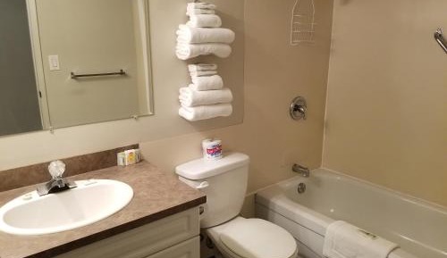 2 Queen 1 Bedroom Suite with Kitchen