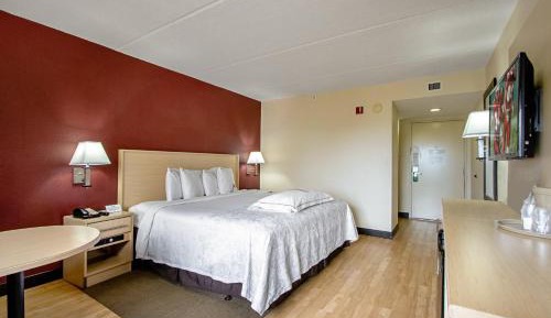 Premium King Room Smoke Free (Upgraded Bedding & Snack)