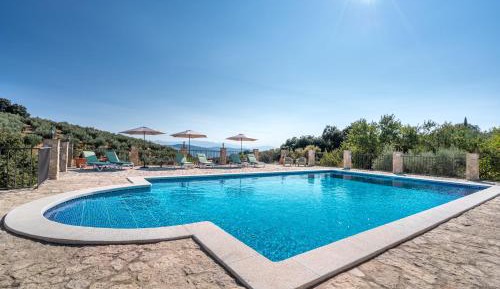 Apartment with Mountain View