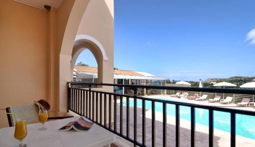 Apartment with Pool View 