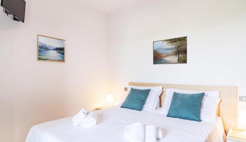  One-Bedroom Apartment with Balcony