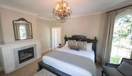 Room 8 – King Room with Fireplace