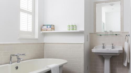 Superior Double or Twin Room with City View Bath and Shower