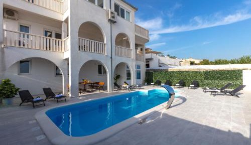 Apartment with Pool View 