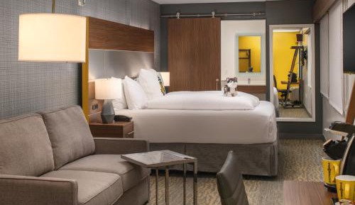 Z King Suite w/Communication Features