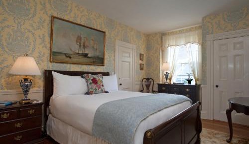 Small Queen Room - Main Building 