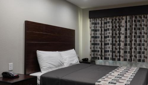 Quadruple Room with King & Full Bed with Kitchenette - Non-Smoking