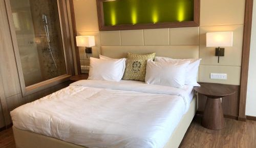 Deluxe Double Room (2 Adults + 1 Child)