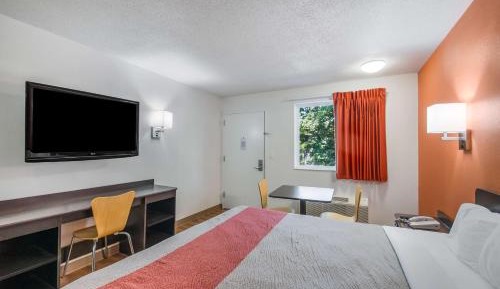 King Room with Roll-in Shower - Disability Access - Non-Smoking