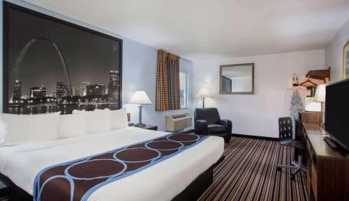 Deluxe King Suite with Spa Bath - Non-Smoking