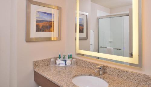 King Suite - Non-Smoking