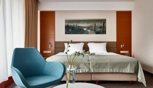 Family Room with King Bed and Access to Swimming Pool and Sauna