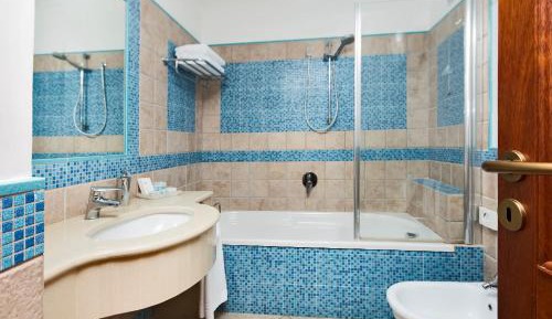 Comfort Double or Twin Room with Partial Sea View 