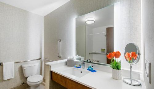 Queen Room with Two Queen Beds and Shower - Hearing Accessible/Non-Smoking