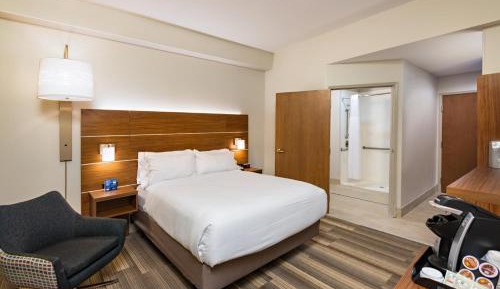 Standard Queen Room with Communications Accessible Roll-In Shower