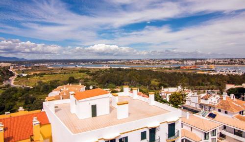 Classic Family Suite with City View (4 Adults)
