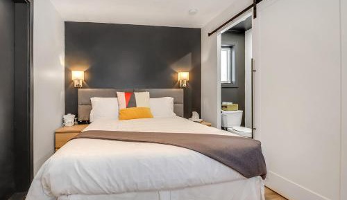 Deluxe Queen Room
