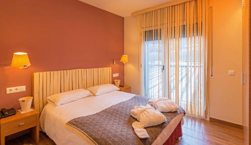 Superior One-Bedroom Apartment Xisqueta with Spa Access (2 Adults)