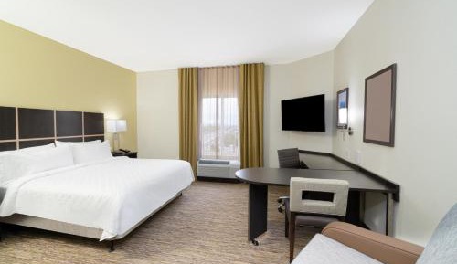 One-Bedroom King Room with Roll-in Shower - Hearing Accessible - Non-Smoking