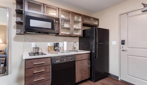Studio King Suite with Roll In Shower - Mobility Accessible