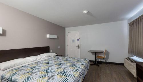 Deluxe Queen Room - Non-Smoking