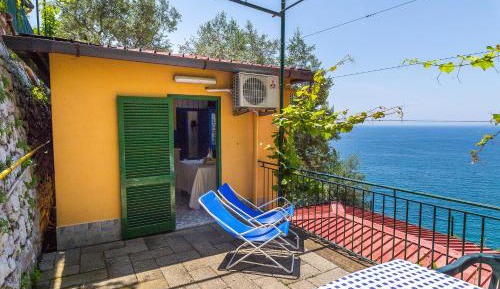 One-Bedroom Bungalow with Kitchenette (6 Adults)