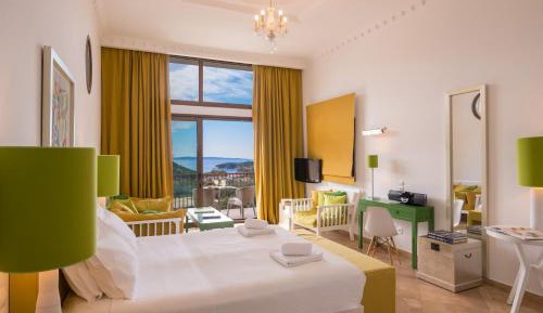 Deluxe Double Room (2 Adults + 1 Child)