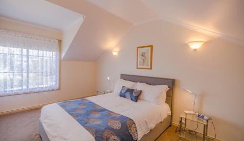 Queen Room with Water View (21)