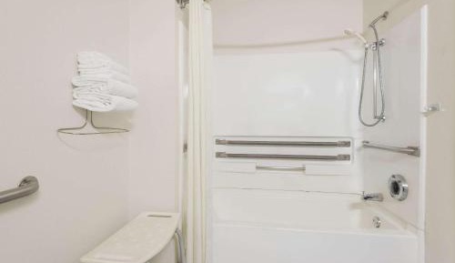 Queen Room - Mobility Access/Non-Smoking